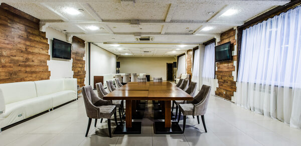 Банкетный зал в стиле лофт для вечеринок и торжеств