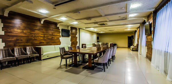 Банкетный зал в стиле лофт для вечеринок и торжеств