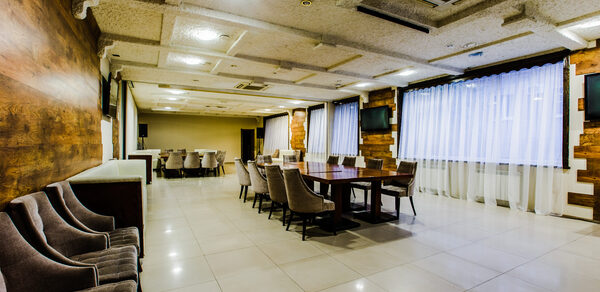 Банкетный зал в стиле лофт для вечеринок и торжеств