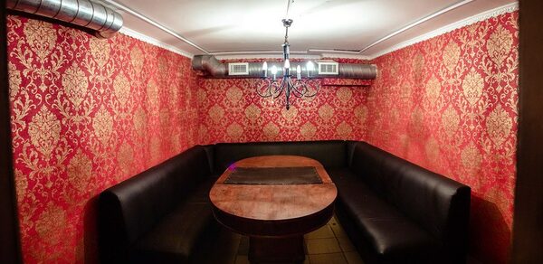 Комната с круглым столом для небольших компаний