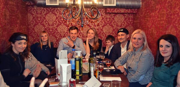 Комната с круглым столом для небольших компаний