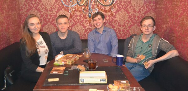 Комната с круглым столом для небольших компаний