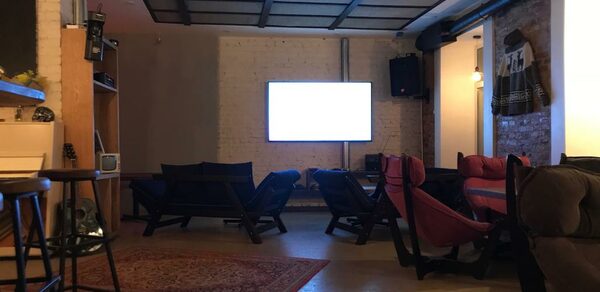 Фактум. Уютный лофт с мягкими диванами