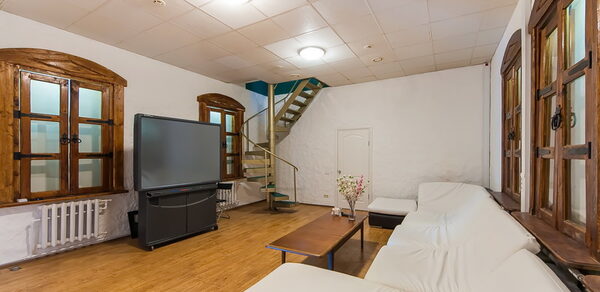 Двухэтажный дом для корпоративов и вечеринок