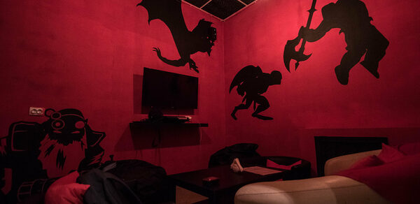 Кальянная-бар с игровой приставкой и караоке