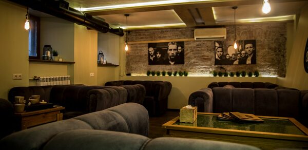 Стильное пространство с мягкими диванами