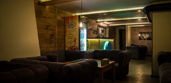 Стильное пространство с мягкими диванами