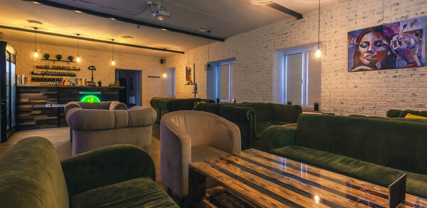 Лаунж-бар Friends place на Бауманской
