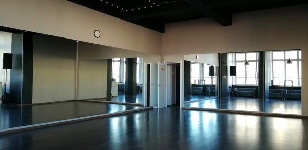 DF Club Зеркальный зал с барной стойкой