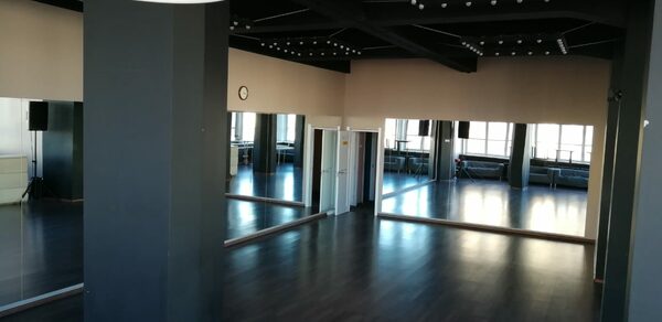 DF Club Зеркальный зал с барной стойкой
