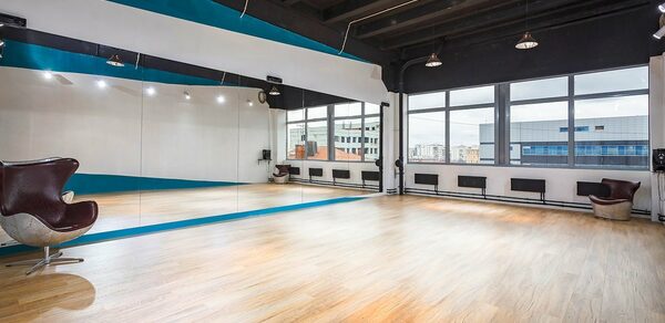 Gold&Dance Светлый лофт в офисном здании