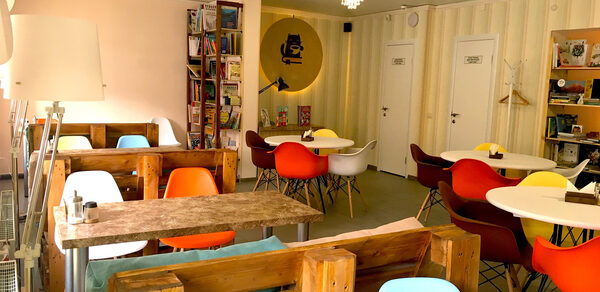 Уютная кофейня в стиле лофт