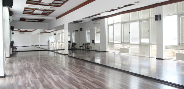 Gold&Dance Белый зал с зеркальной стеной