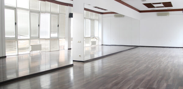 Gold&Dance Белый зал с зеркальной стеной