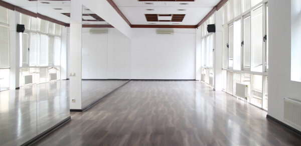 Gold&Dance Белый зал с зеркальной стеной