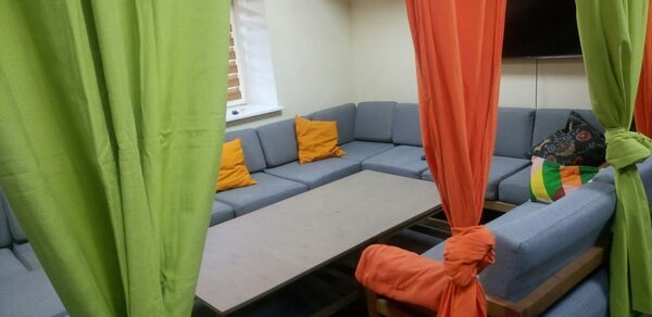 Лаундж пространство для встреч с друзьями