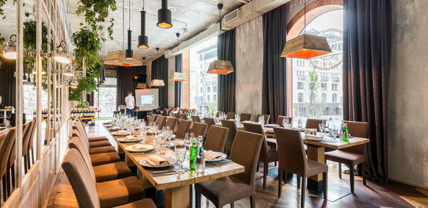 Банкетный зал с большими окнами