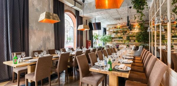 Банкетный зал с большими окнами