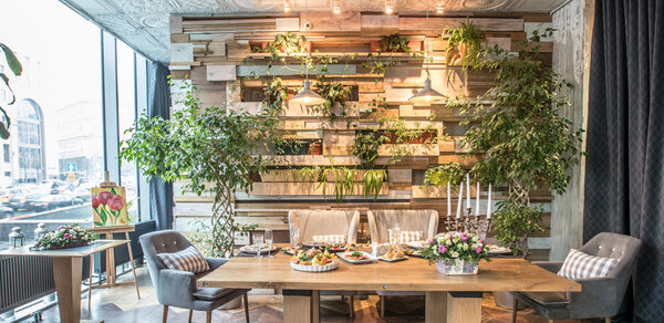 Банкетный зал с большими окнами