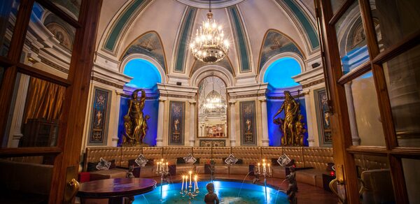 Dissident. Круглый зал в историческом здании