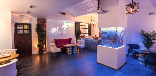 DVOR. Стилизованный зал в баре 