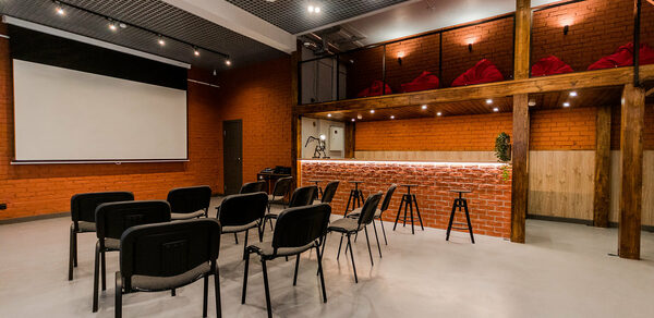 Стильный двухуровневый лофт. Экран. Несколько стульев. Барная стойка