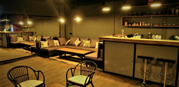 Уютный ресторан в центре города под закрытие