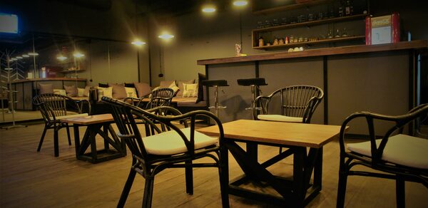 Уютный ресторан в центре города под закрытие