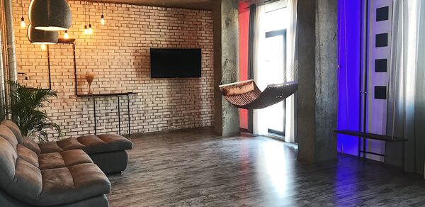 Уютное лофт-пространство с гамаком