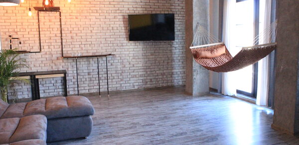 Уютное лофт-пространство с гамаком