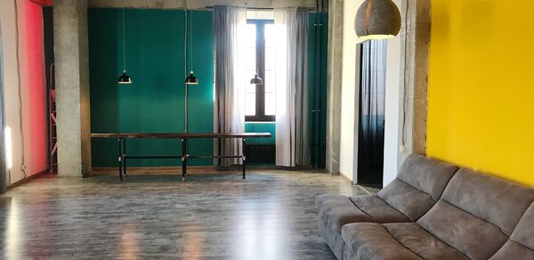 Уютное лофт-пространство с гамаком