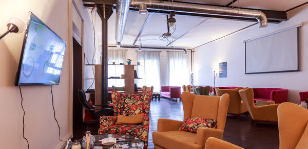 Лофт с уютными креслами