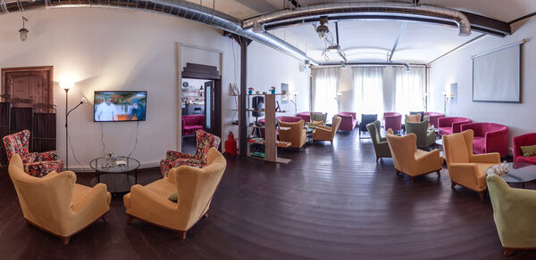 Лофт с уютными креслами