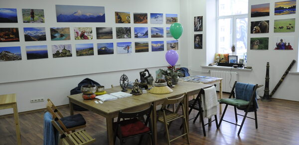 Белый лист помещение с высокими потолками