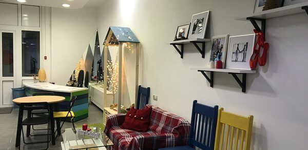 Светлое пространство с несколькими залами и комнатами