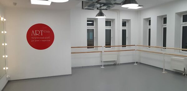 Светлое пространство с несколькими залами и комнатами