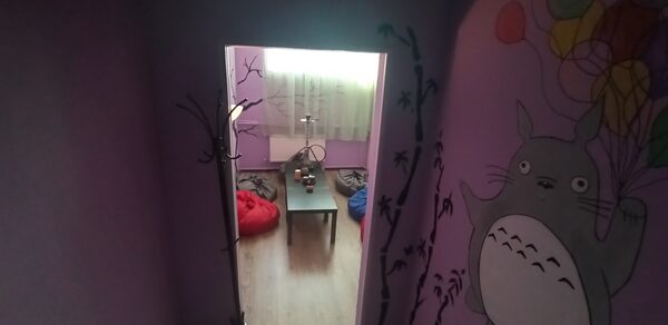 Комната с пуфиками