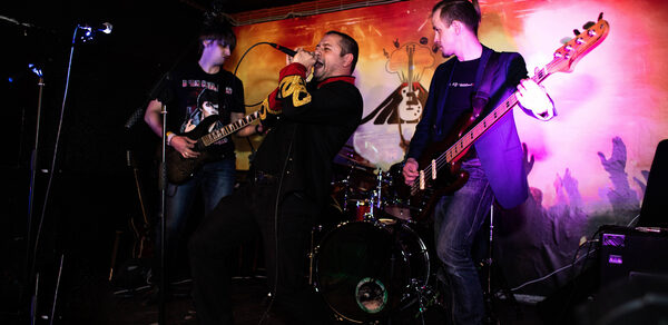 Бар со сценой в стиле рок