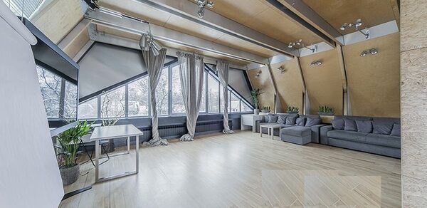 Зал с треугольным окном для творческих встреч