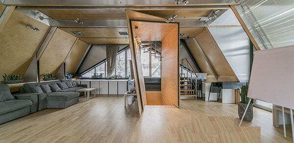 Зал с треугольным окном для творческих встреч