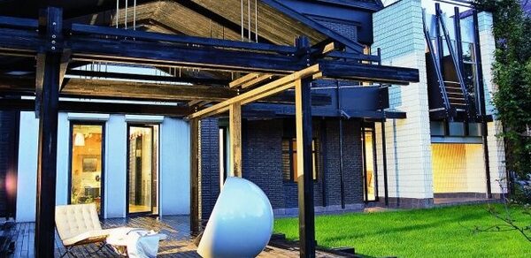 Зал с треугольным окном для творческих встреч