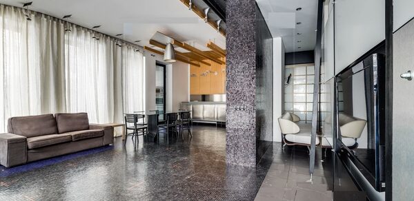 Зал с треугольным окном для творческих встреч