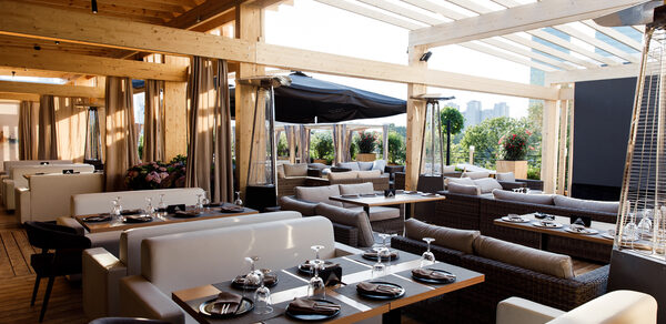 Двухэтажный ресторан с террасой под закрытие