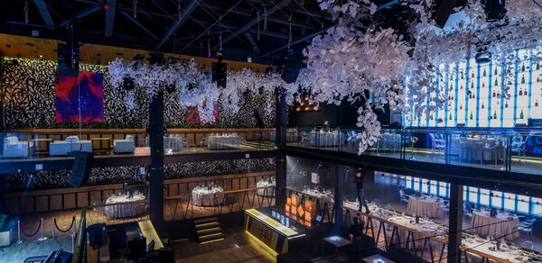 Двухэтажный ресторан с террасой под закрытие