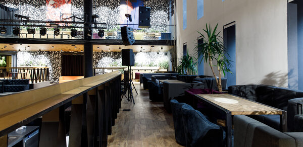 Двухэтажный ресторан с террасой под закрытие