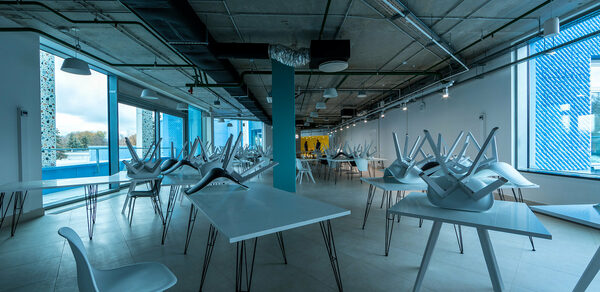 Техноград Просторное помещение с летней террасой и балконами