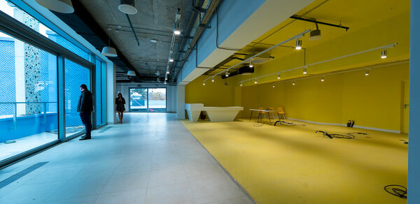 Техноград Просторное помещение с летней террасой и балконами