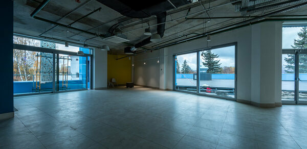 Техноград Просторное помещение с летней террасой и балконами