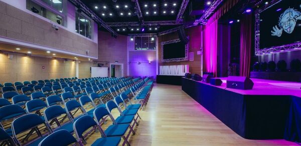 Киноконцертный зал с оборудованием