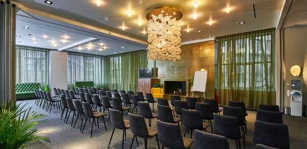 Бизнес Молодость Двухэтажный особняк с панорамными окнами